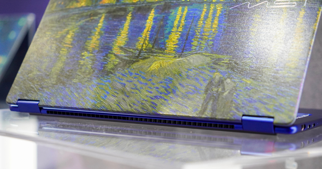 laptop msi prestige 14 flip ai vincent van gogh edition starry night over the rhone 260vn chụp cận họa tiết nhám