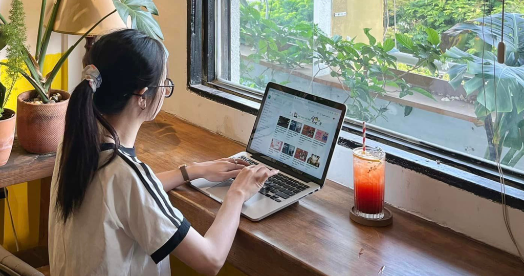 dùng laptop tại cafe