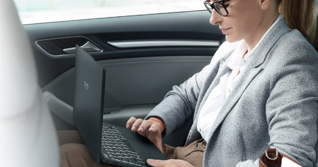 người dùng sử dụng laptop trên xe