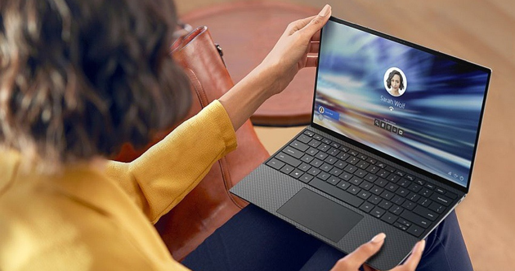 người dùng sử dụng laptop trên đùi