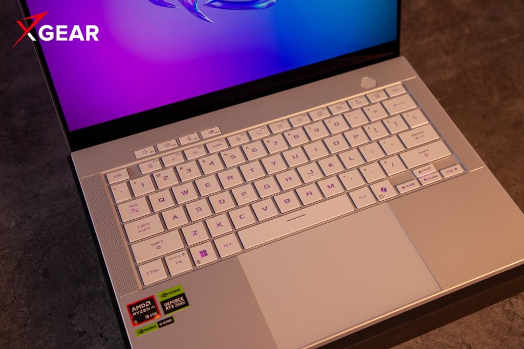 Zephyrus G14 GA403WM-QS058WS sở hữu bàn phím RGB 1 vùng có đèn nền