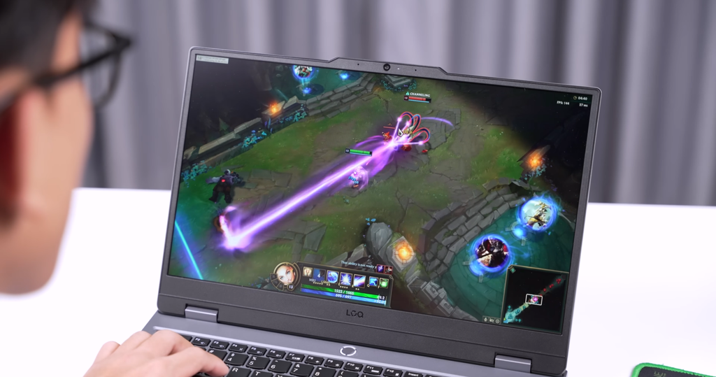 chơi game trên laptop