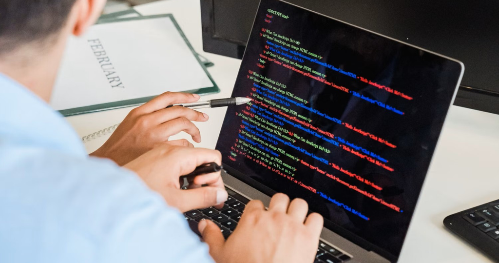 lập trình viên sử dụng laptop