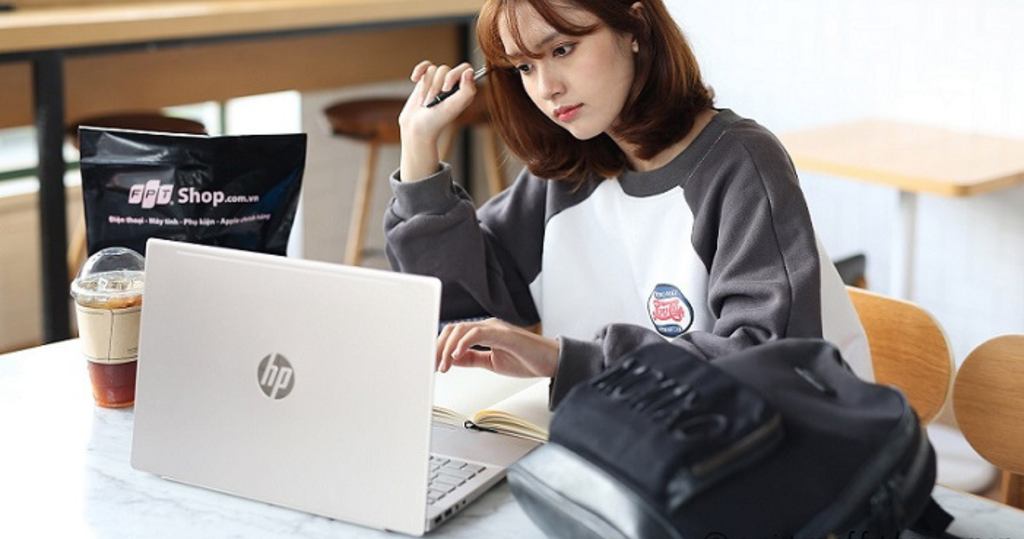 sinh viên sử dụng laptop