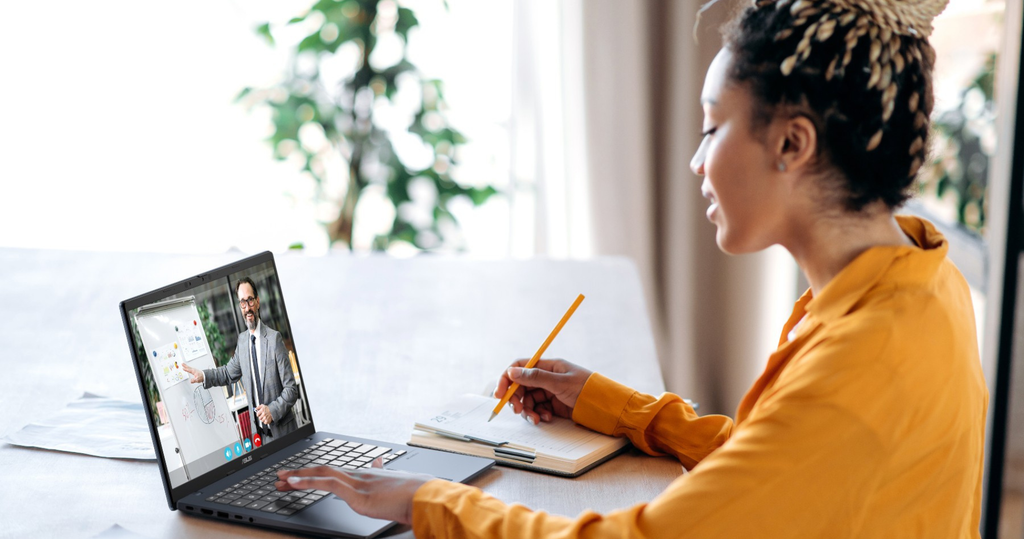sinh viên sử dụng laptop 14 inch