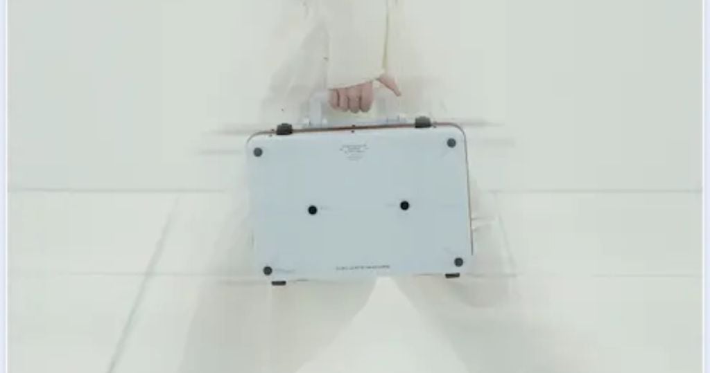 ROG Flow Z13 GZ302EAC-RU184WS được đựng trong Vali The Cargo