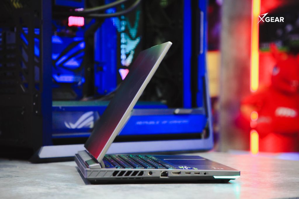 ASUS ROG Strix G16 G614PM-RV233W trang bị đầy đủ cổng kết nối ở 2 mặt bên laptop