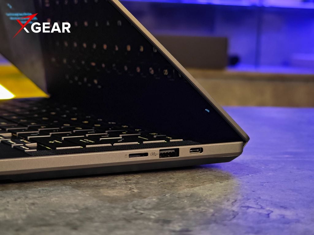 cổng kết nối bên phải ASUS ROG Zephyrus G14 GU405AW-SY029W
