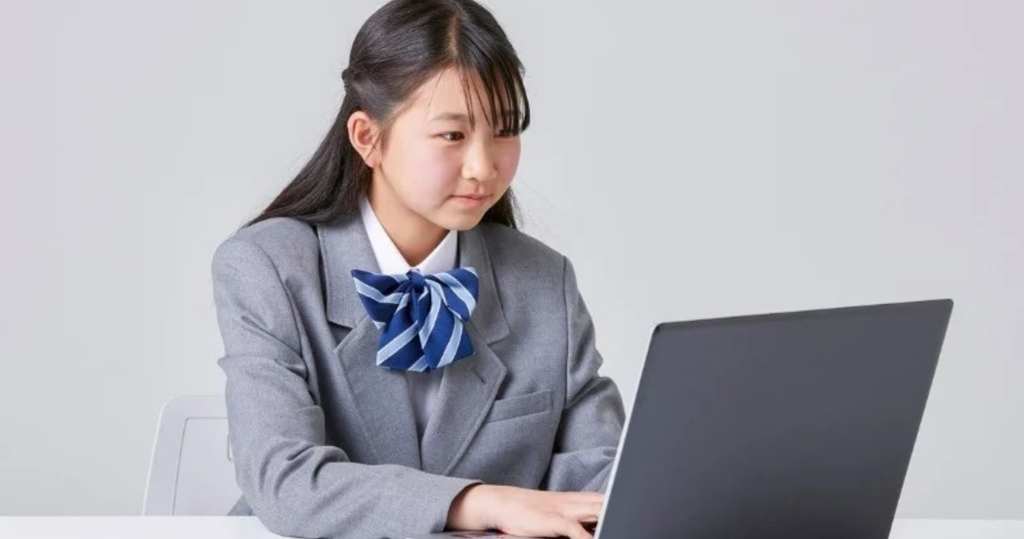 học sinh cấp 3 dùng laptop