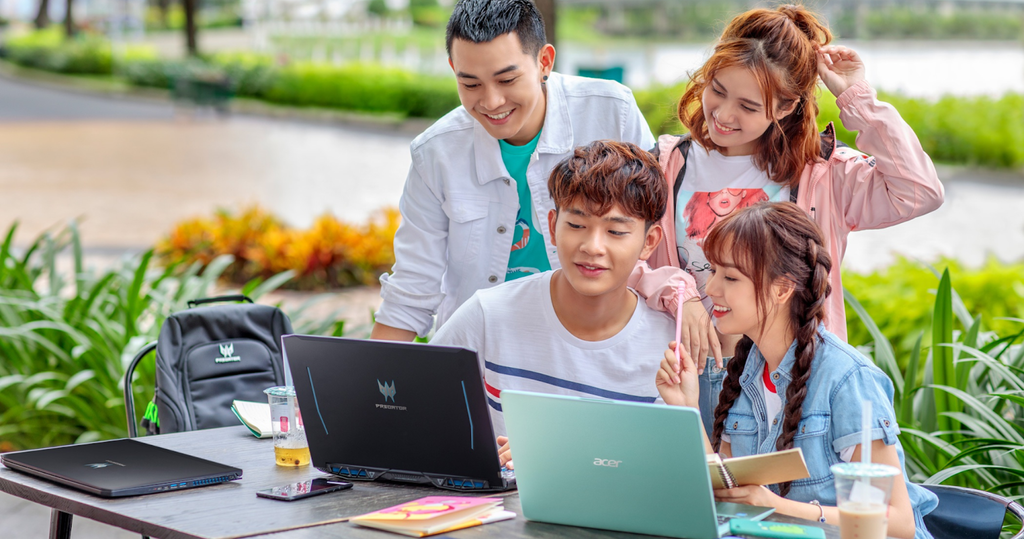 học sinh cấp 3 dùng laptop ngoài trời