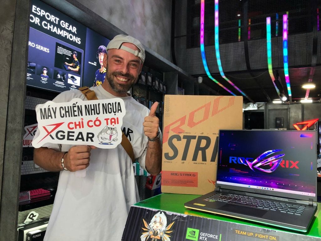 khách hàng nước ngoài mua laptop tại xgear