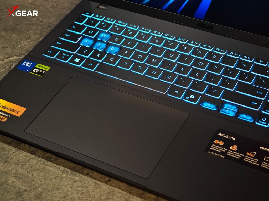 Laptop Gaming Asus AI V16 V3607VH-RP025W touchpad rộng rãi