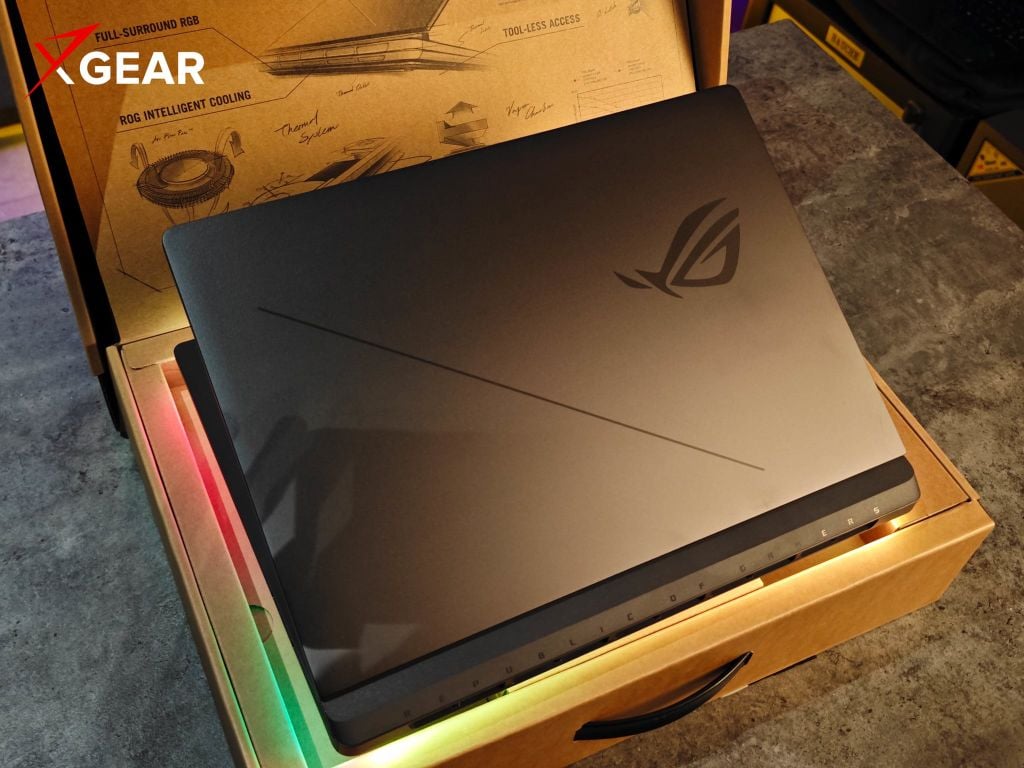 thiết kế vỏ kim loại với logo ROG đặc trưng Asus ROG Strix G16 G615LR-S5335W