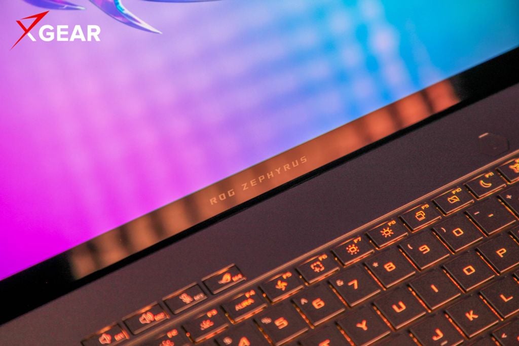laptop gaming asus rog zephyrus g16 gu605cp qr115w logo log zephyrus trên màn hình