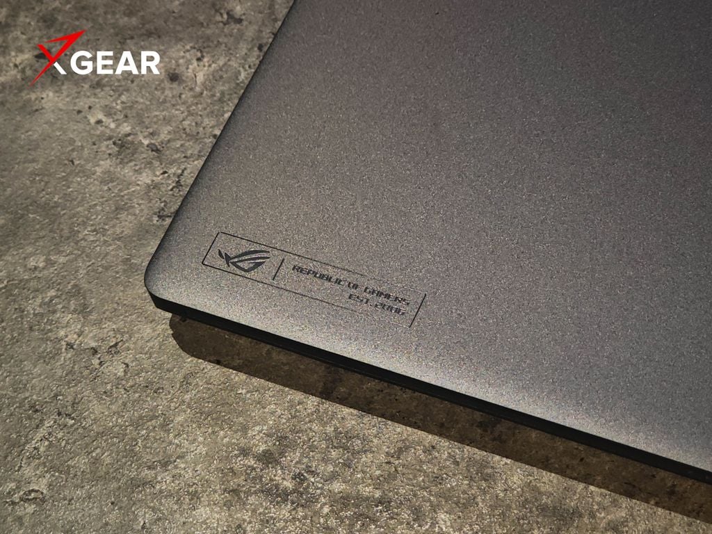 Asus ROG Zephyrus G16 GU605CX-QR147W thiết kế xám thanh lịch