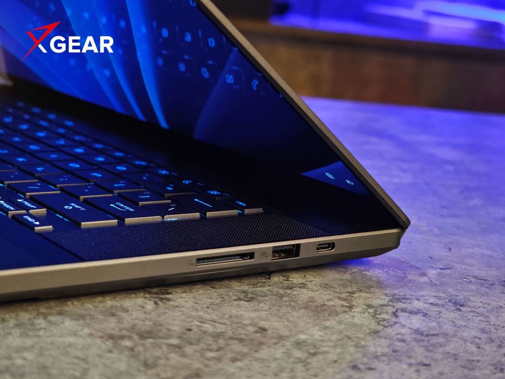 Asus ROG Zephyrus G16 GU606AR-TB027W cổng kết nối bên phải