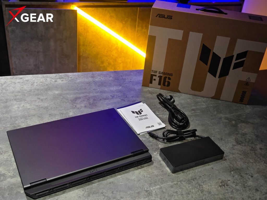 Laptop Gaming Asus TUF A16 FA608UM-RV266W cùng bộ sạc