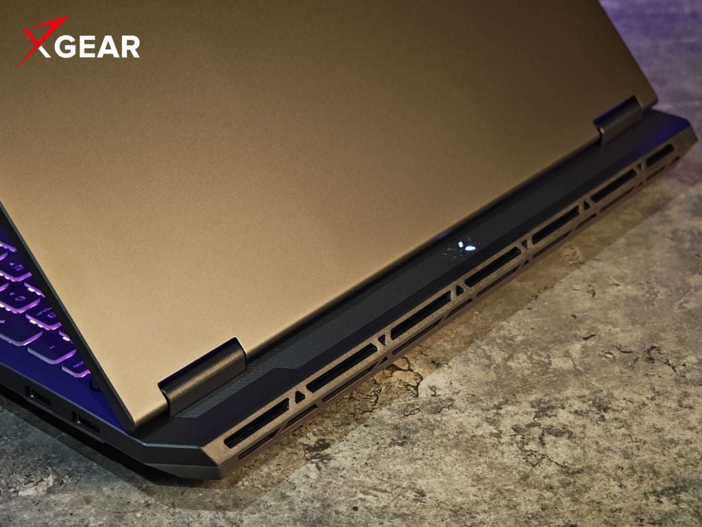 Asus TUF F16 FX608JHI-TU209W tản nhiệt 2 máy được bố trí phía sau mặt lưng laptop