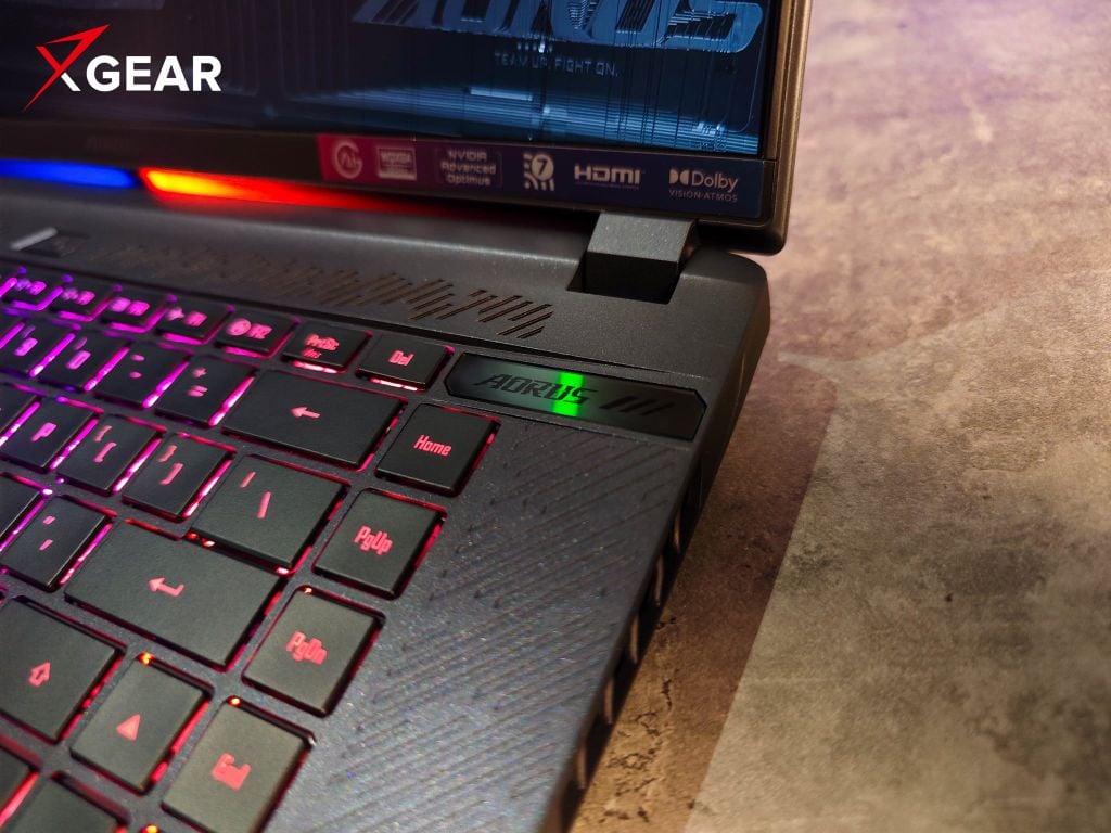 Gigabyte AORUS 16X 9KG 43VNC54SH trang bị cổng kết nối đầy đủ ở 2 mặt bên laptop