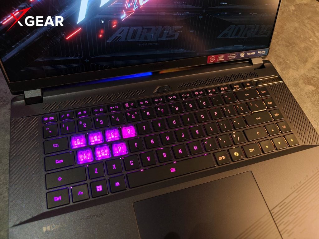 Gigabyte AORUS 16X 9KG 43VNC54SH sở hữu bàn phím và touchpad rộng rãi