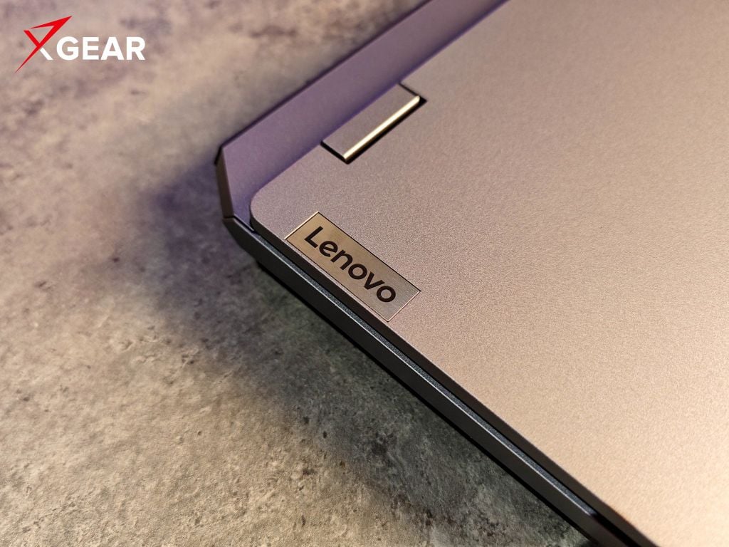 laptop lenovo loq 15irx10 83je00pevn mặt lưng được làm từ nhựa APS