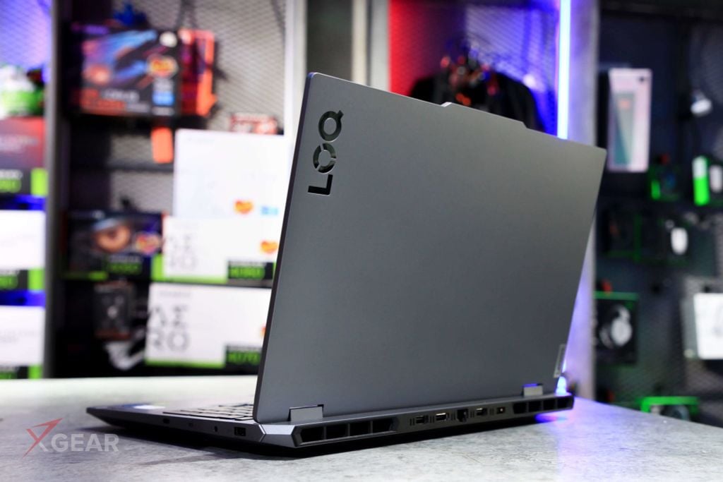 Lenovo LOQ 15IRX9 83DV01H2VN khe tản nhiệt được bố trí ở mặt lưng laptop