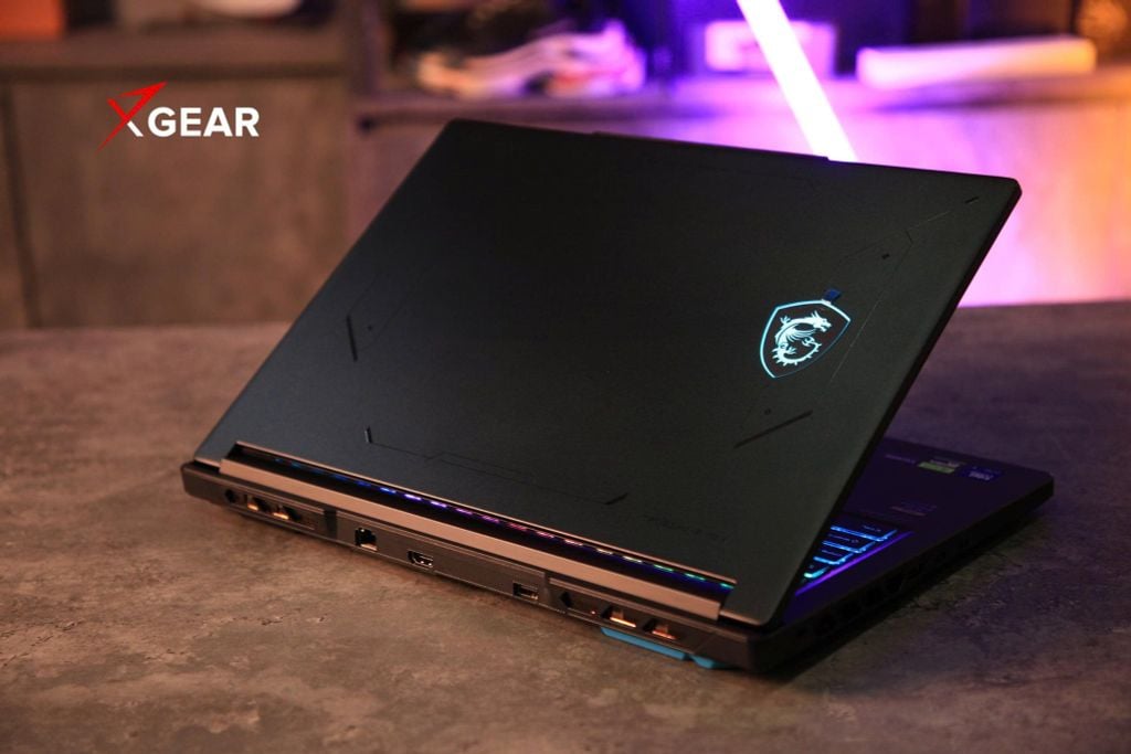 Laptop Gaming MSI Crosshair 16 HX E14WEK 077VN mặt nắp