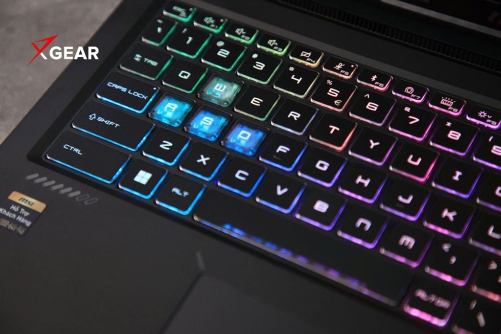 Laptop Gaming MSI Crosshair 16 HX E14WEK 077VN bàn phím