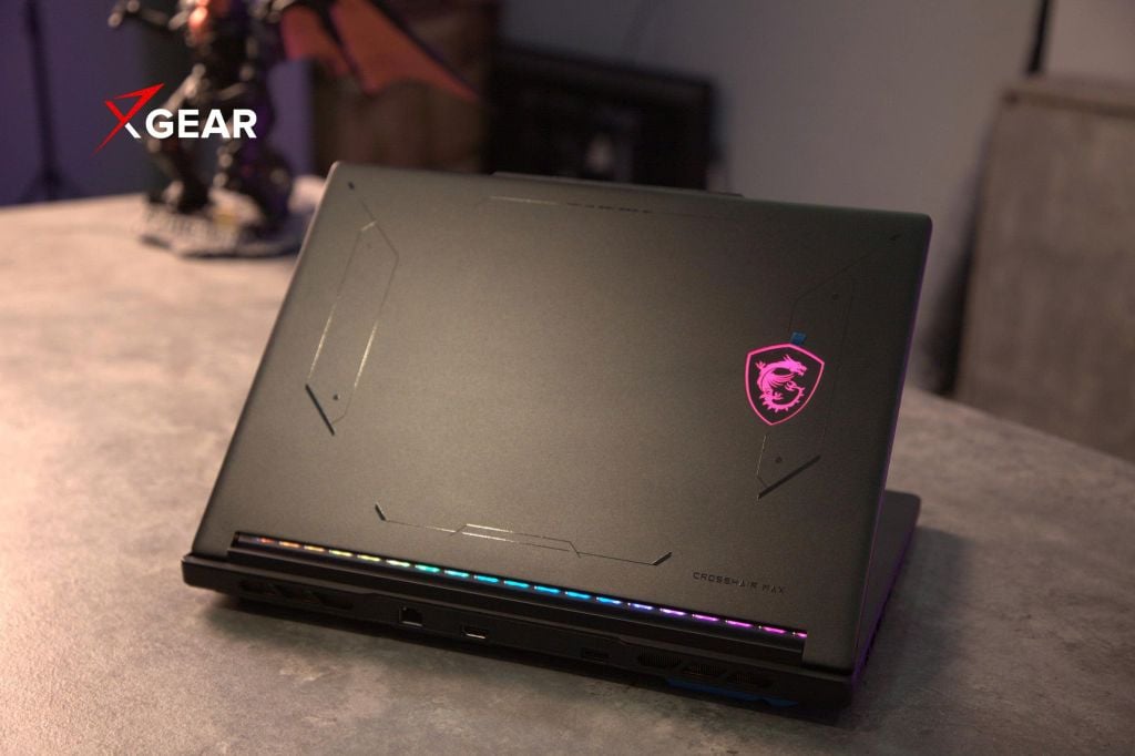 Laptop Gaming MSI Crosshair 16 Max HX E2WGXK-052VN mặt nắp