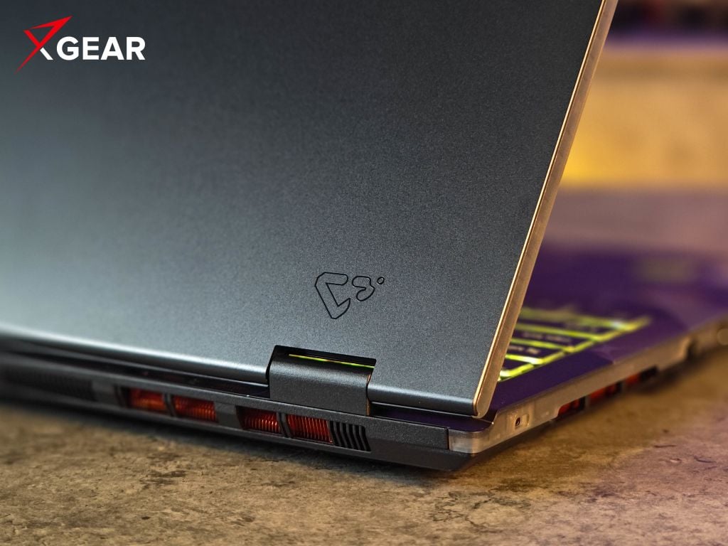 Laptop MSI Cyborg 15 B13WEKG 676VN được thiết kế vỏ ngoài Translucent Black cá tính