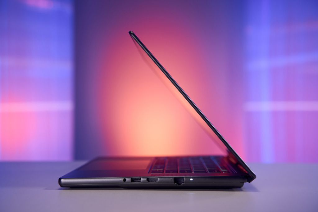 MSI Stealth 16 AI+ B3WGX 008VN đang bị đầy đủ cổng kết nối