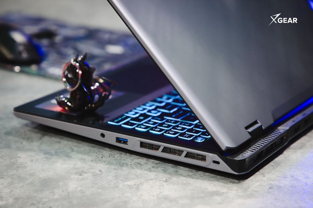 cổng kết nối bên phải của laptop Gaming MSI Sword 16 HX B14VEKG 459VN