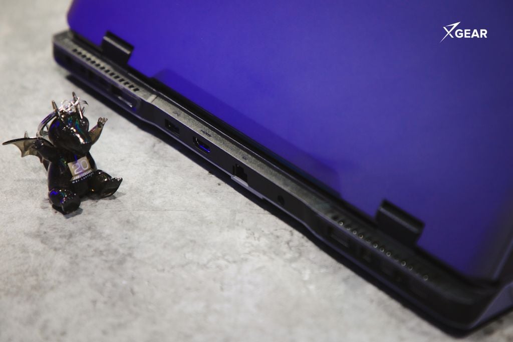 các khe tản nhiệt được bố trí ở phía sau mặt lưng MSI Sword 16 HX B14VEKG 459VN