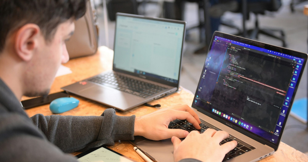 lập trình viên dùng laptop viết code