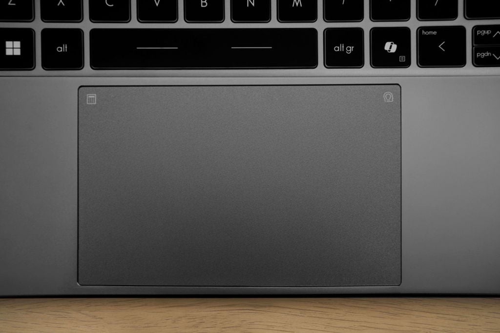 MSI Prestige 16 AI+ C3MG-024VN bàn phím led trắng cùng touchpad rộng rãi