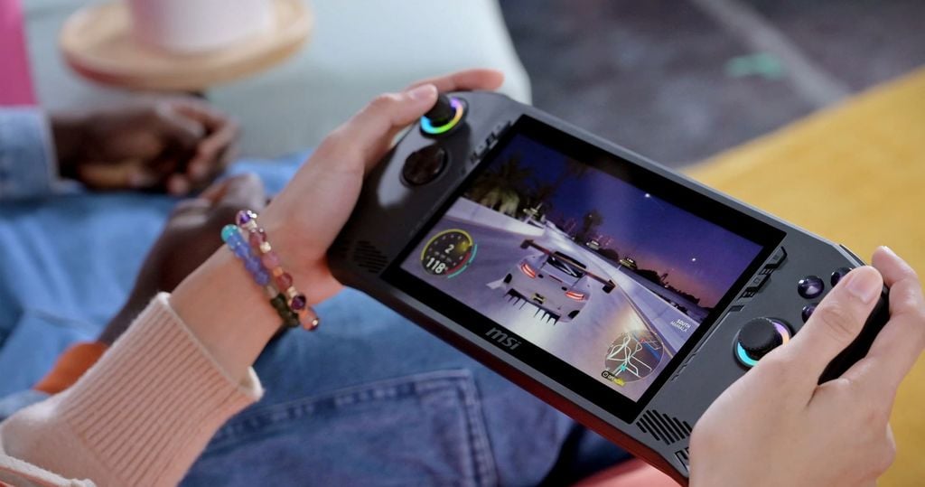 máy chơi game cầm tay được thiết kế nhỏ gọn vừa tay cầm