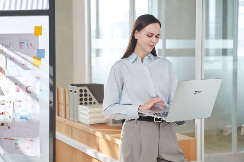 mua laptop dựa theo tính năng mỏng nhẹ, pin trâu