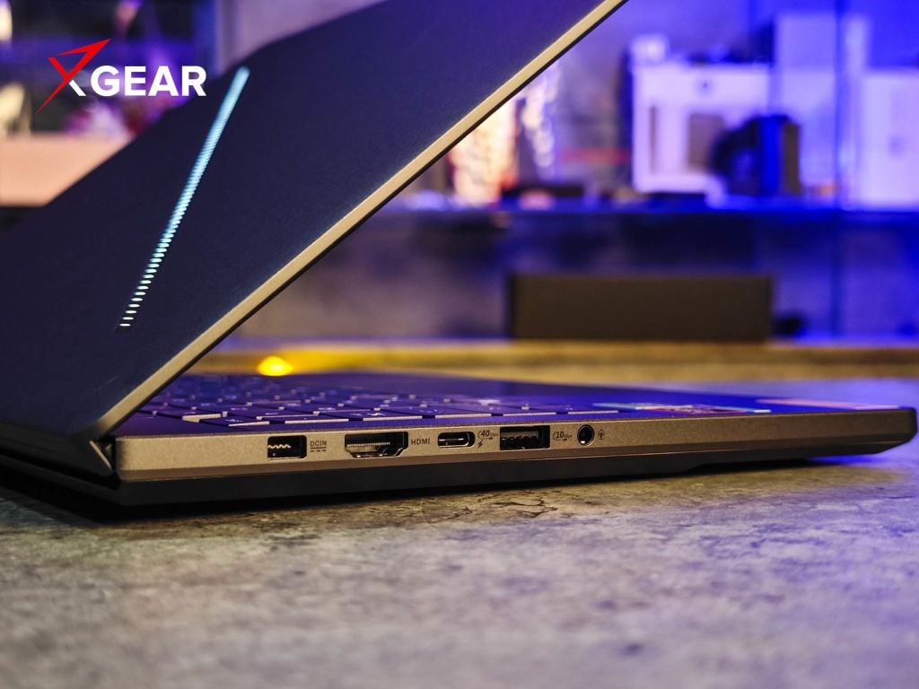 asus gaming rog zephyrus g14 ga403wm-qs051ws trang bị âm thanh sống động và đầy đủ cổng kết nối
