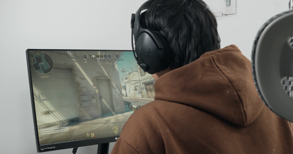 người chơi game sử dụng Tai nghe HP HyperX Cloud Jet Black Wireless