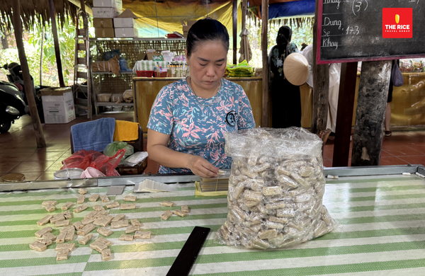 The coconut candy packages here are packed on-site by skilled workers, so you can rest assured about the quality.