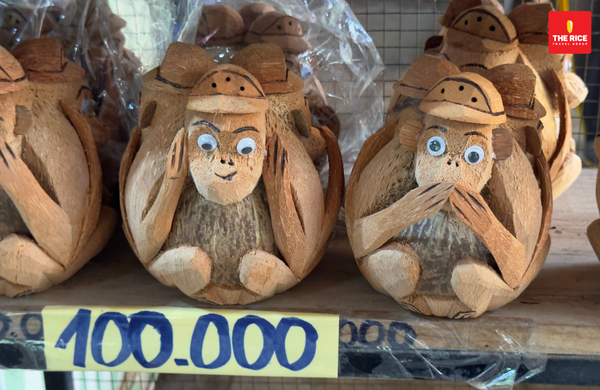 Bạn có thể mua vài món đồ handmade làm quà cho bạn bè, người thân