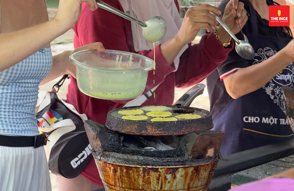 Trải nghiệm làm bánh khọt khi tham gia tour miền Tây - Cái Răng, Cần Thơ