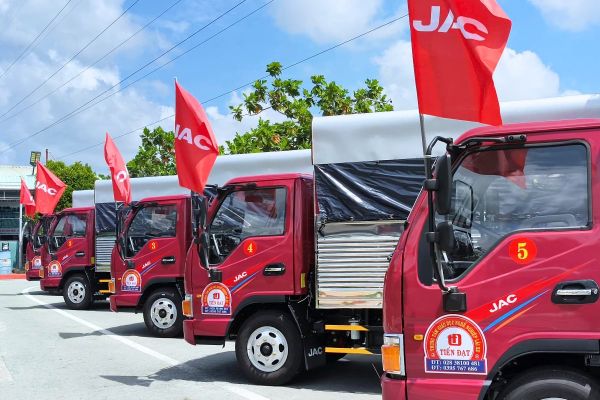 JAC Việt Nam bàn giao 20 xe tải H360 E5 cho Trung tâm Đào tạo lái xe Tiến Đạt