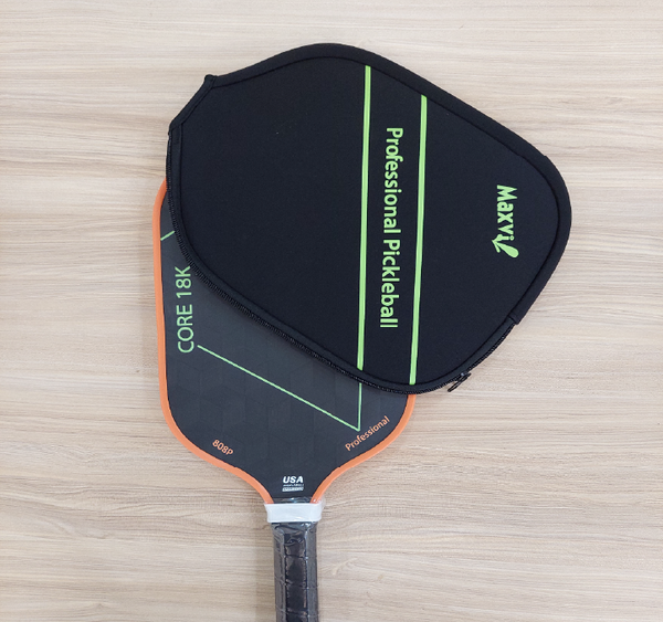 Bề mặt sợi carbon 18K đan vuông phẳng của vợt pickleball Maxvi CORE 18K