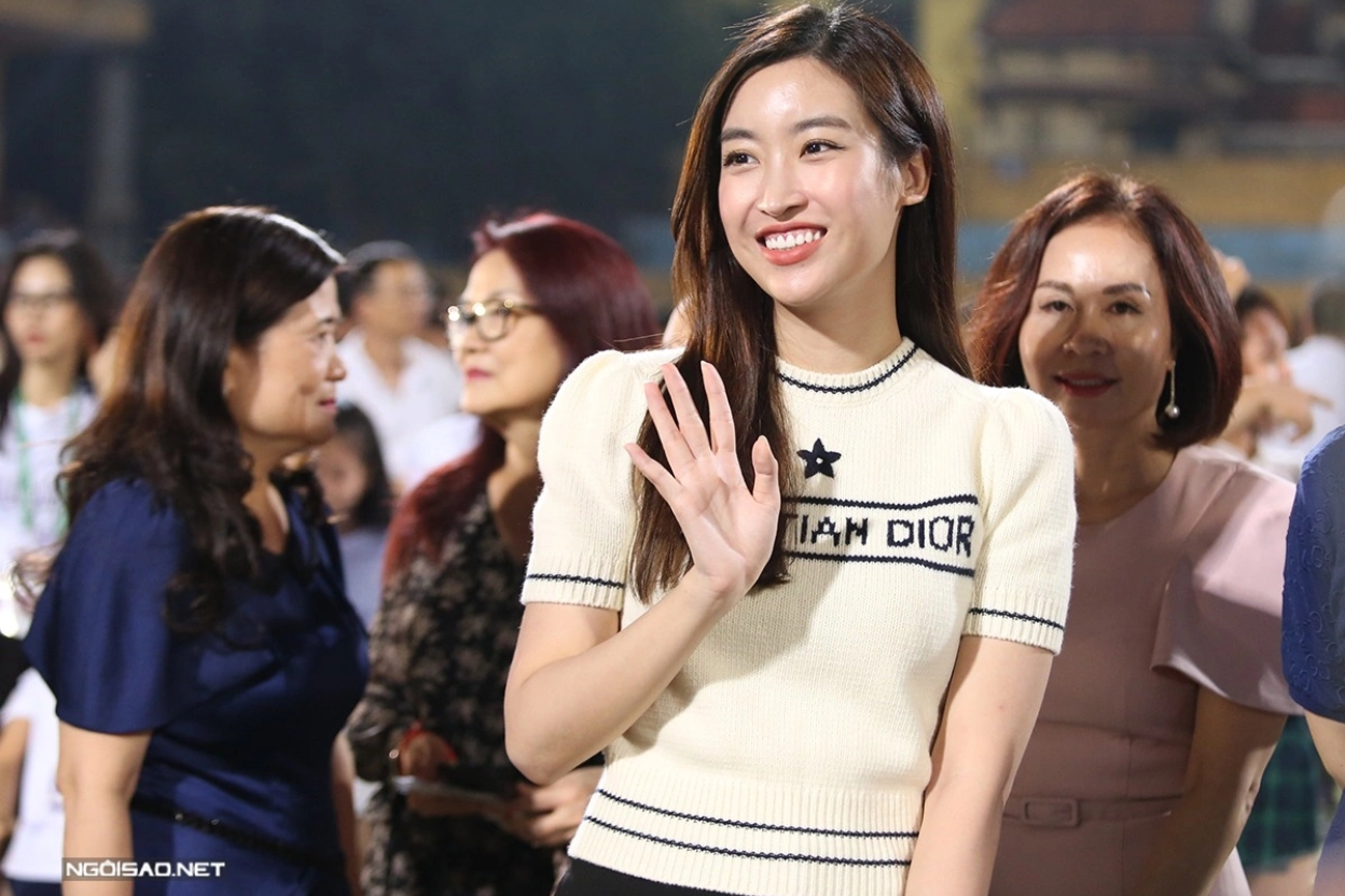 Áo Thun Dệt Kim Mỏng: Nâng Tầm Outfit Với Chất Liệu Quiet Luxury