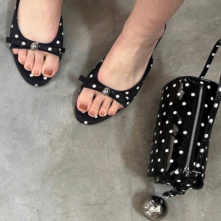 Satin chấm bi chất liệu làm giày dép đang làm mưa làm gió mạng xã hội Trung Quốc