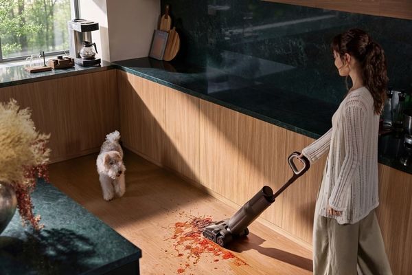 Nhà nuôi chó mèo nên chọn máy hút bụi nào? Những tiêu chí cần biết