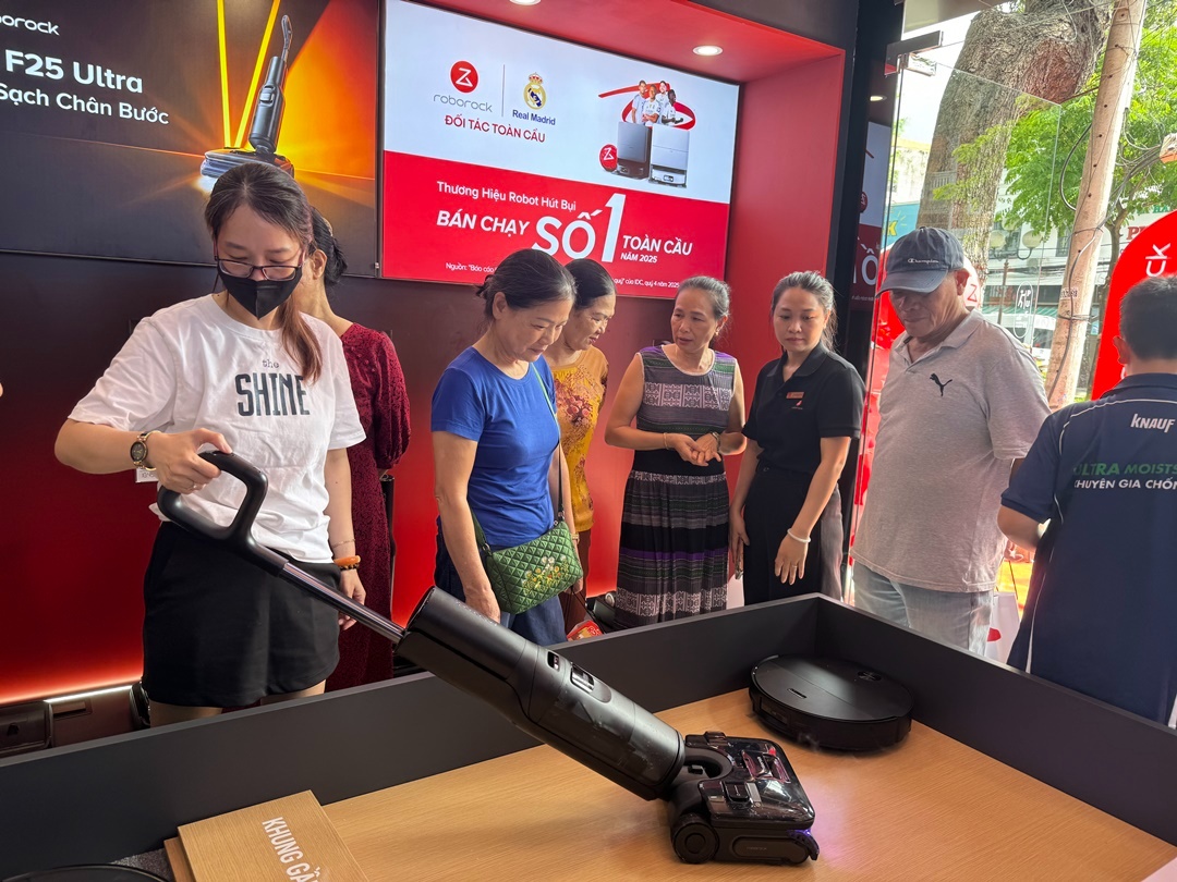 Nhà gần biển nên chọn robot hút bụi hay máy hút bụi cầm tay?