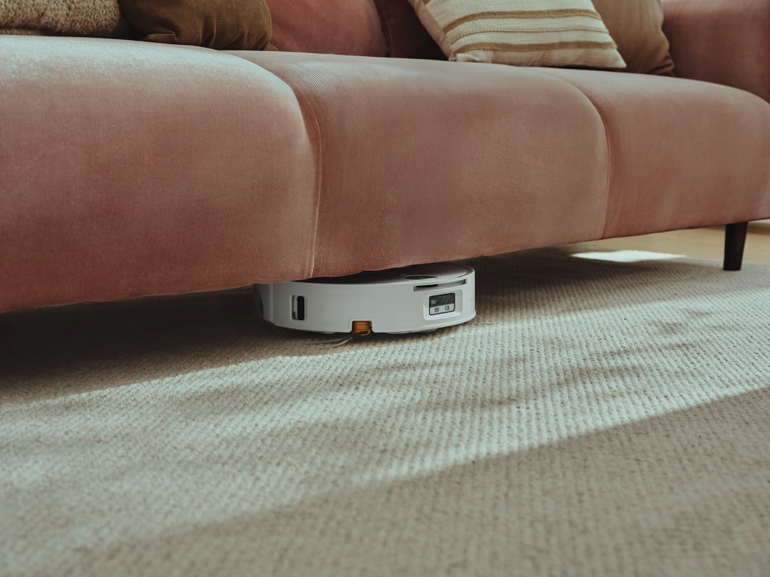 Khả năng vệ sinh gầm sofa, giường, tủ của robot hút bụi con lăn thân mỏng