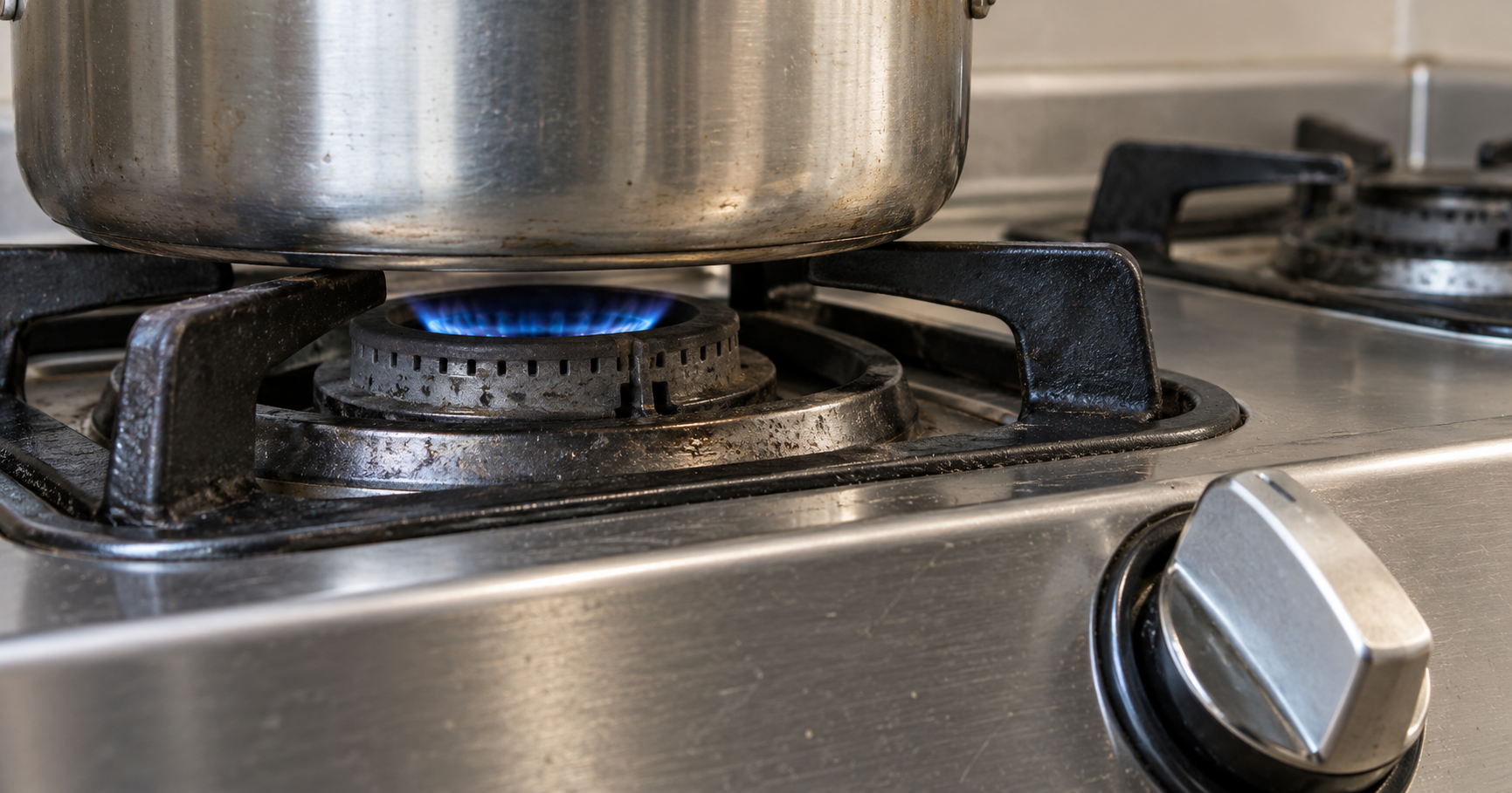 Bếp Gas Bị Nhỏ Lửa Dù Vặn To? 6 Nguyên Nhân Và Cách Khắc Phục